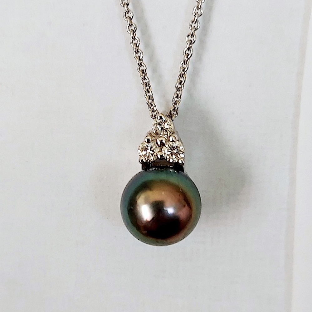 14kt Necklace Black Pearl and diamond pendant